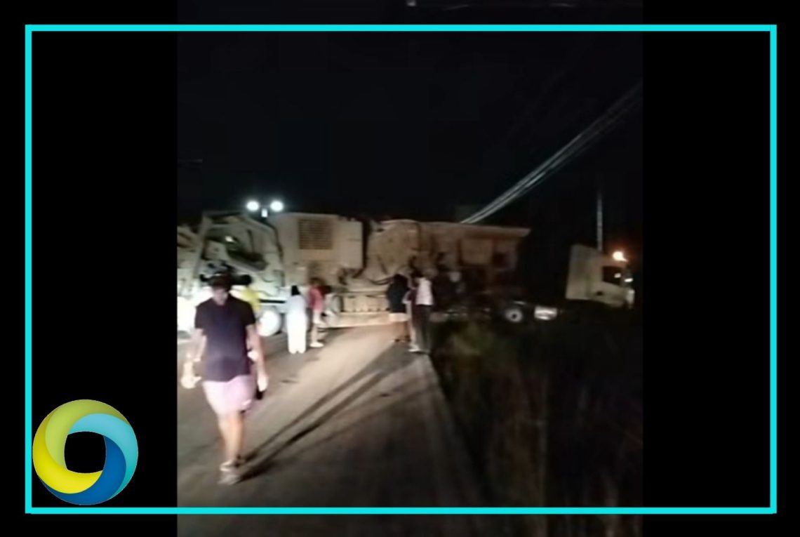 Volcadura de tráiler provoca tráfico lento en la carretera Cancún–Puerto Morelos