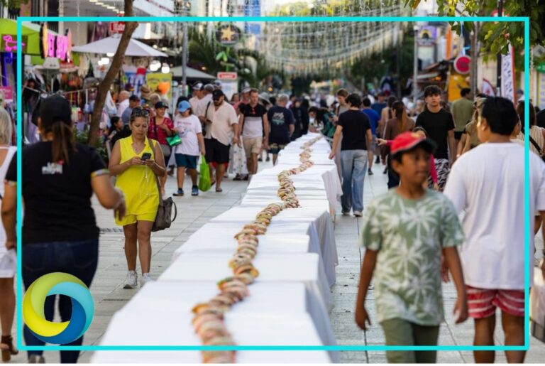 Con monumental rosca de 2.5 km celebran Día de Reyes en Playa del Carmen