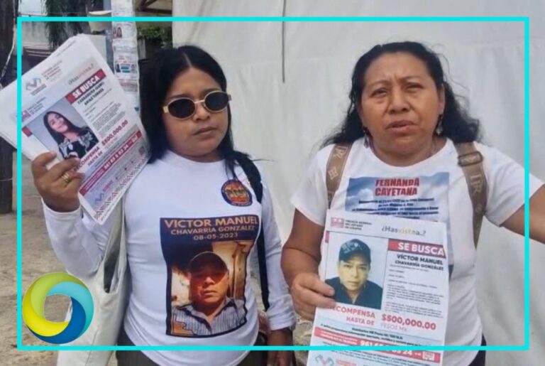 Madres buscadoras de Chiapas pegan fichas de sus desaparecidos en Cancún