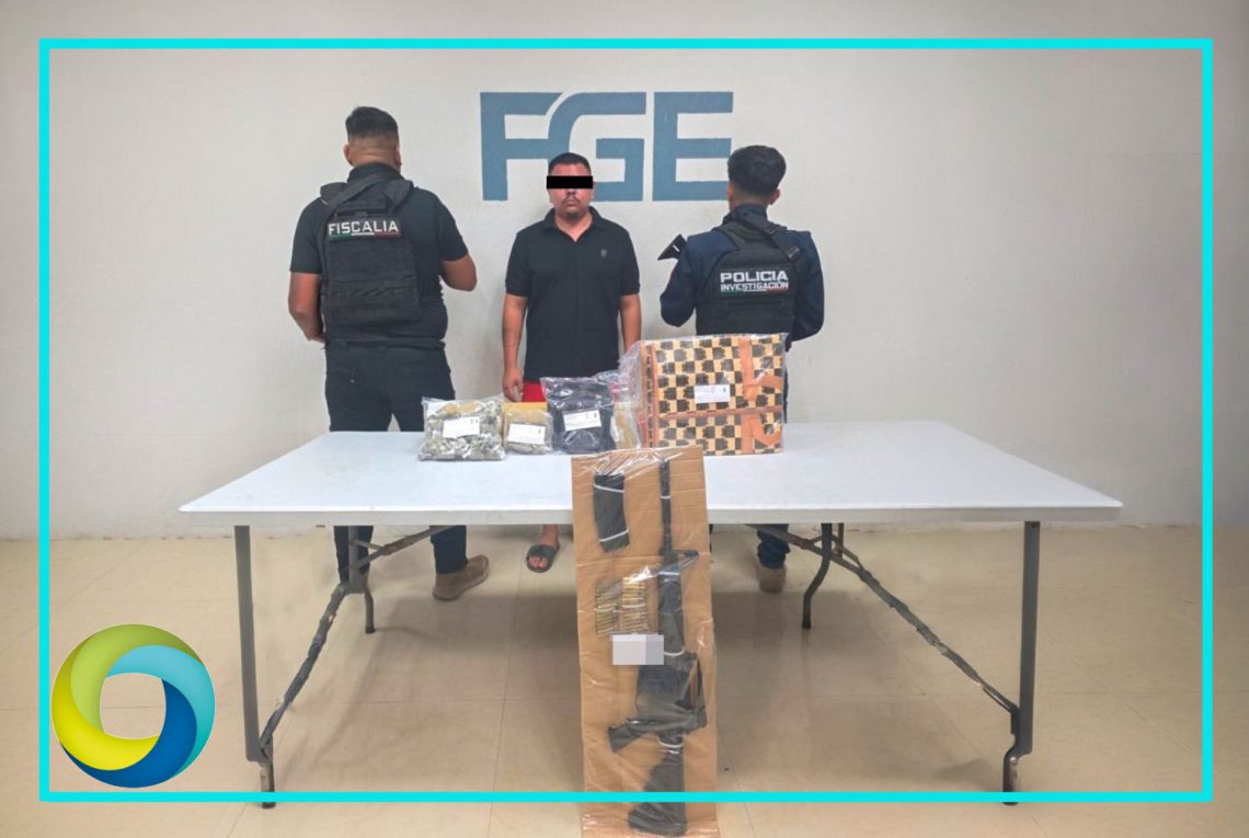 Arrestan a dos hombres en Playa del Carmen; les aseguraron armas y drogas