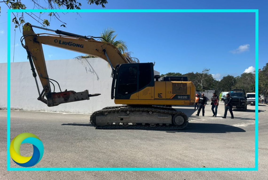 Frenan pleito en invasión y aseguran retroexcavadora en Playa del Carmen