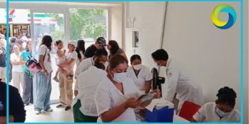 Inicia campaña de vacunación en Playa del Carmen con alta afluencia